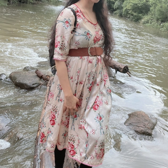 SOLD - Silk like floral dress cute - Picture 2 of 2